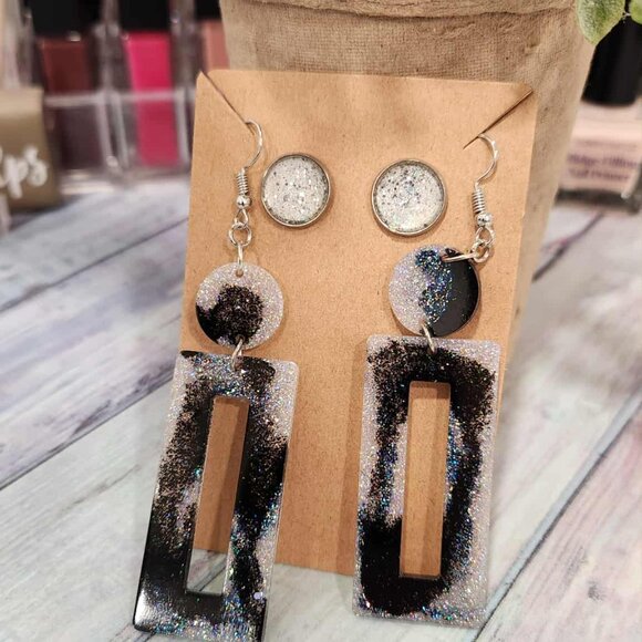 Black and white dangle earring duo - Picture 3 of 6
